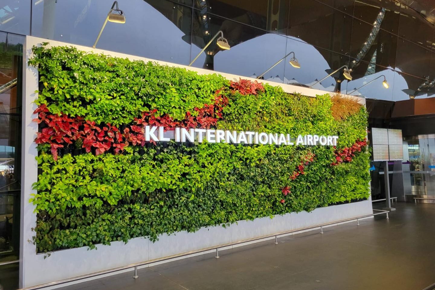 De KL Departures Gates 4 in het Kuala Lumpur-vliegveld worden gekenmerkt door een prachtige ForestWall, die een groene en rustgevende sfeer creëert voor reizigers.