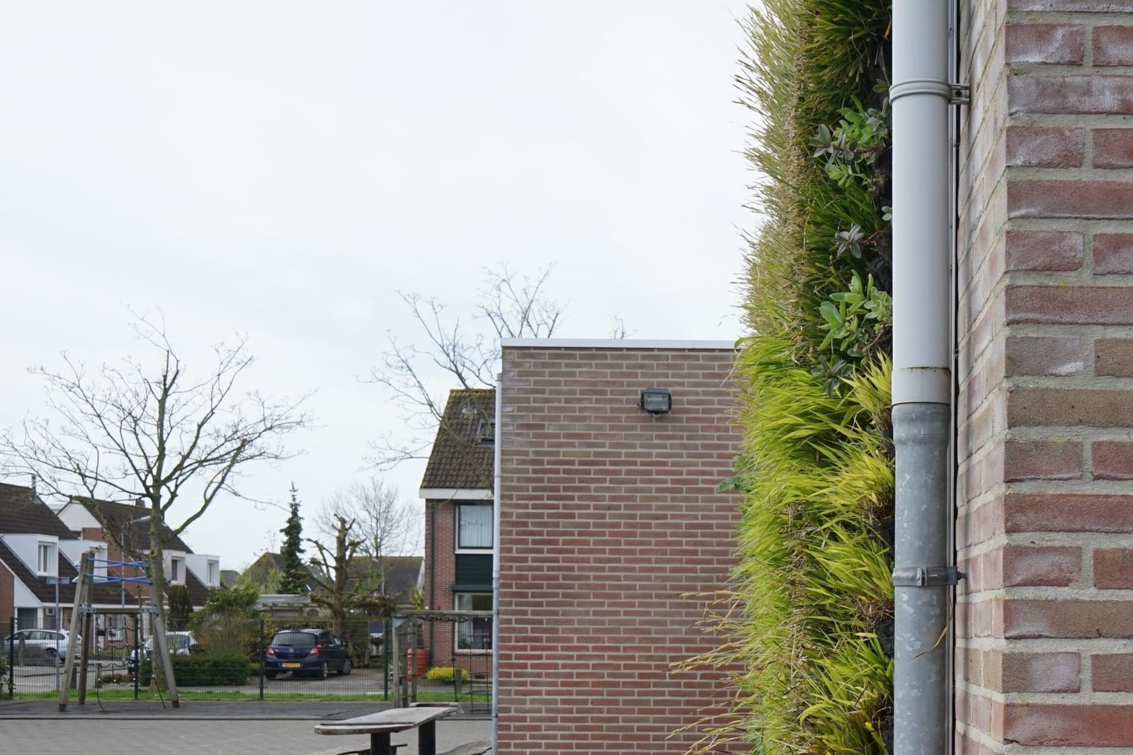 Een zijaanzicht van de groene gevel aan de school: '''t Vierschip''.