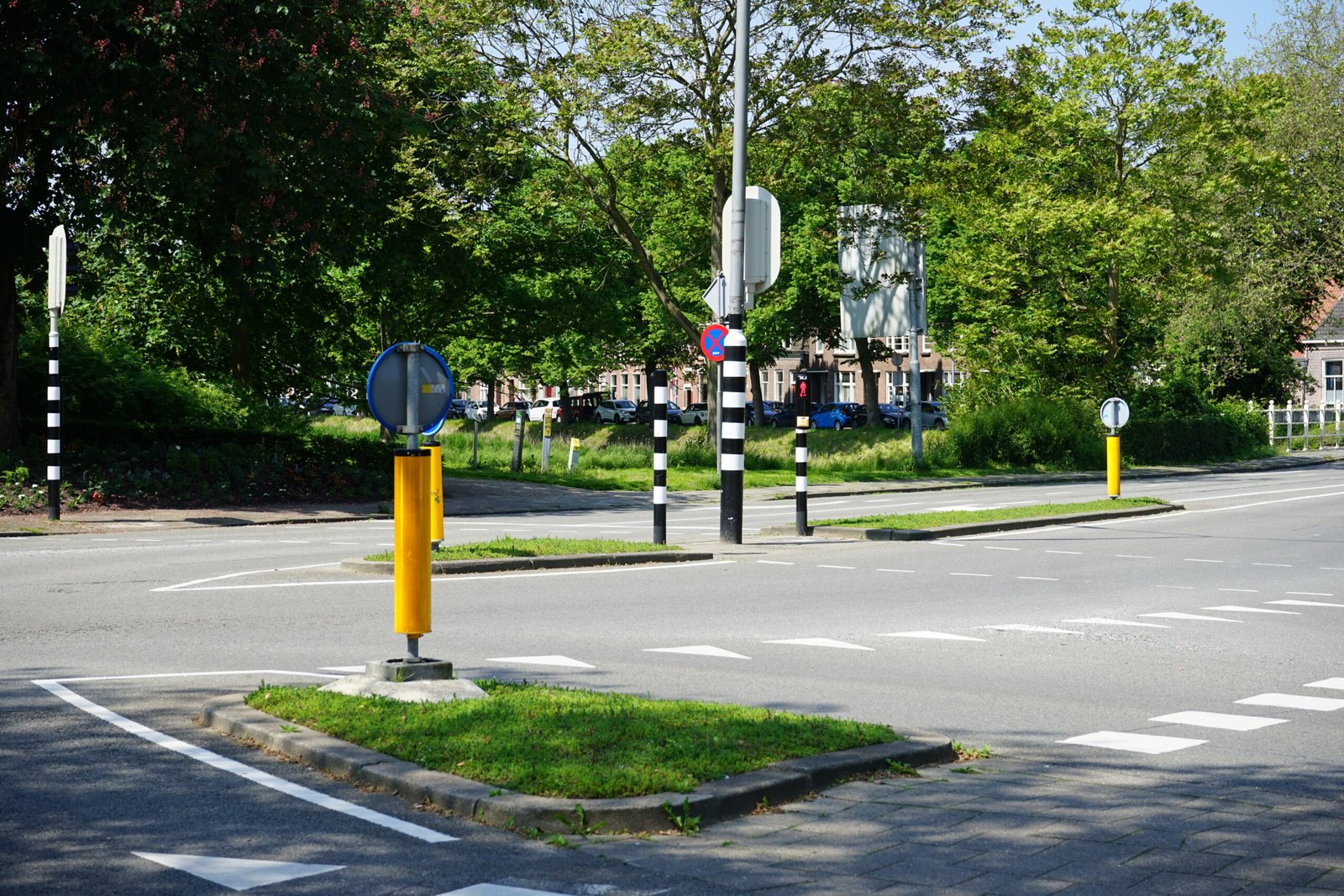 Een beeld van 3 van 6 vluchtheuvels/middenbermen op het kruispunt Seisplein in Middelburg. Op de berm is sedum door BotanicArch geplaatst.