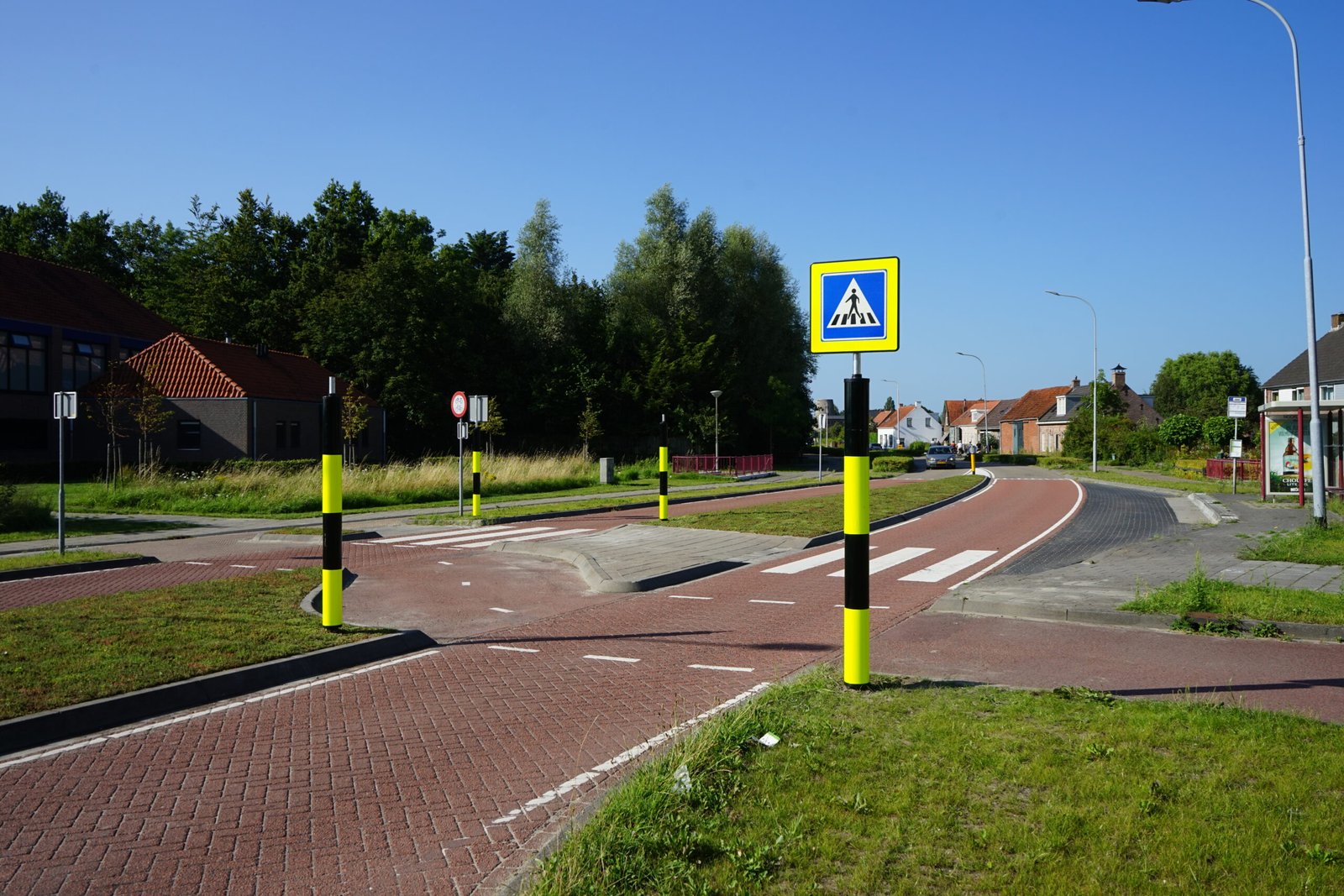 Voor veiligheid van overstekende personen zijn er door BotanicArch 4 attentiepalen met 2 zebrapadborden geplaatst op de projectlocatie: Noordweg te St. Laurens in Middelburg. 