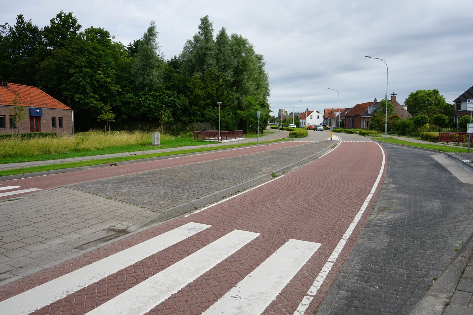 Een before van een vluchtheuvel gelegen op Noordweg te St. Laurens in Middelburg. Op de berm is na het verwijderen van het beton, sedum door BotanicArch geplaatst.