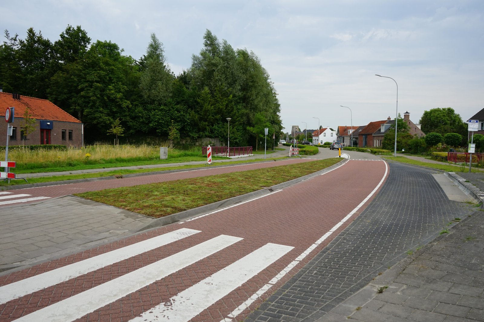 Een beeld van een vluchtheuvel gelegen op Noordweg te St. Laurens in Middelburg. Op de berm is sedum door BotanicArch geplaatst.