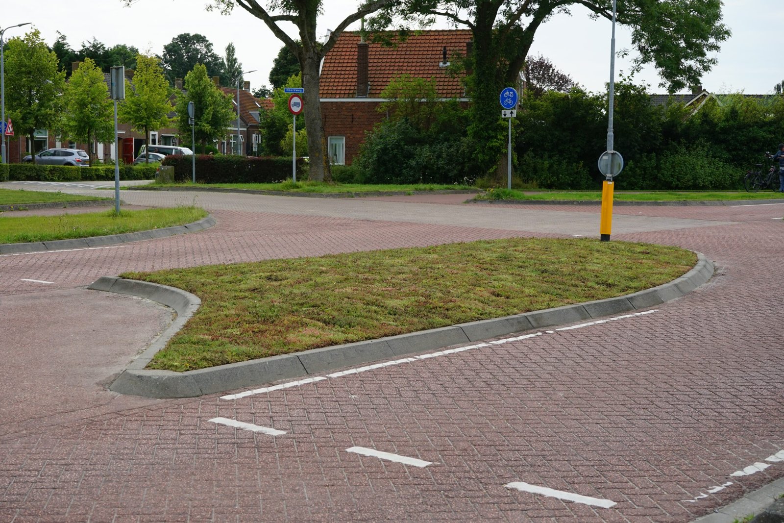 Een beeld van een vluchtheuvel gelegen op Noordweg te St. Laurens in Middelburg. Op de berm is sedum door BotanicArch geplaatst.