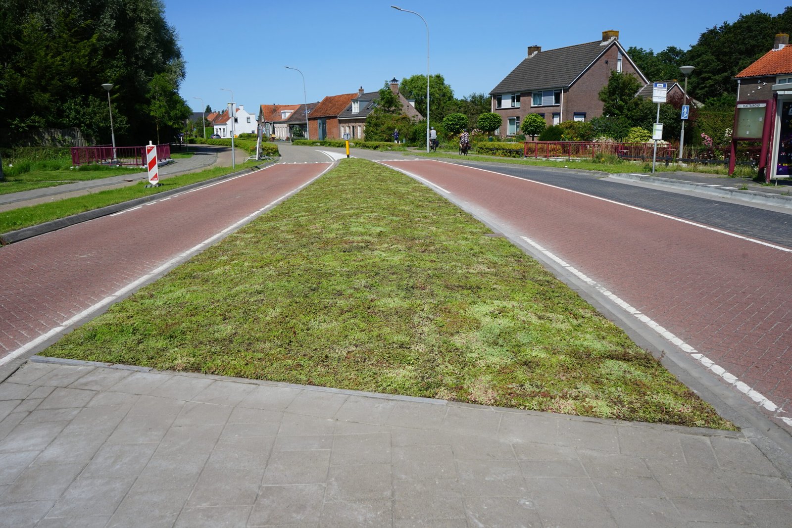 Een beeld van een vluchtheuvel gelegen op Noordweg te St. Laurens in Middelburg. Op de berm is sedum door BotanicArch geplaatst.