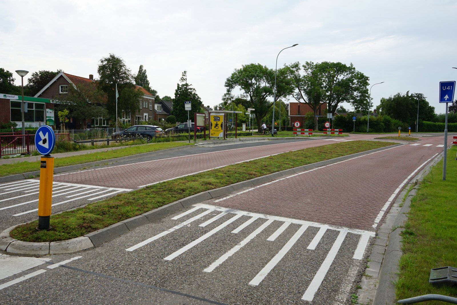 Een beeld van een vluchtheuvel gelegen op Noordweg te St. Laurens in Middelburg. Op de berm is sedum door BotanicArch geplaatst.