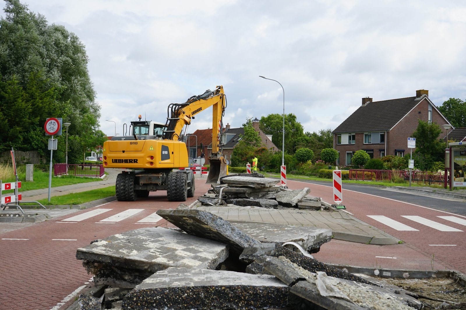 Een beeld van een vluchtheuvel gelegen op Noordweg te St. Laurens in Middelburg. Op de berm is sedum door BotanicArch geplaatst. Hier zie je het verwijderen van beton en gereedmaken van de onderlaag in proces. 